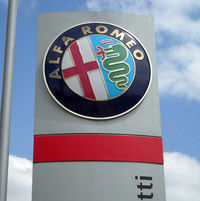 エンブレムが傾いたアルファ看板。（写真1）