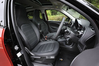 本革シートが「フォーフォー ターボ」では標準。シートヒーター付き。