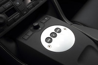 センターコンソールに置かれる、3つの走行モード切り替えボタン。最もスポーティなCORSA（コルサ）モードを選ぶと、ESPがよりドリフトを許容する設定へと変わる。