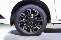 「アウトランダーPHEV」の18インチアルミホイール。