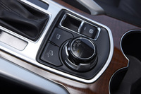 4WDシステムには、電動式の駆動モード切り替え機構と、前軸：後軸＝4：6の割合で駆動力を伝達する前後不等配分のセンターデファレンシャルを備えた「スーパーセレクト4WD-II」を採用。ヒルディセントコントロールなどのドライバーアシスト機能も備わる。