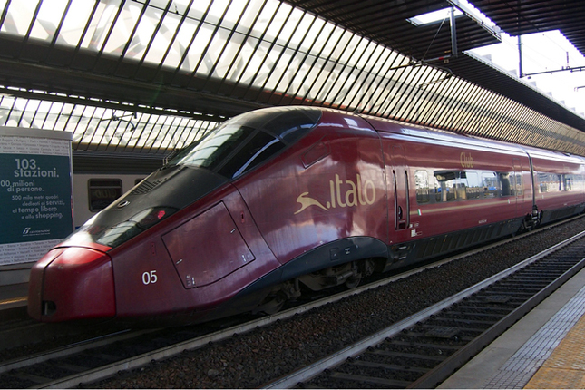 イタリアNTV社の特急「イタロ」。ミラノ・ポルタ・カリバルディ駅で。