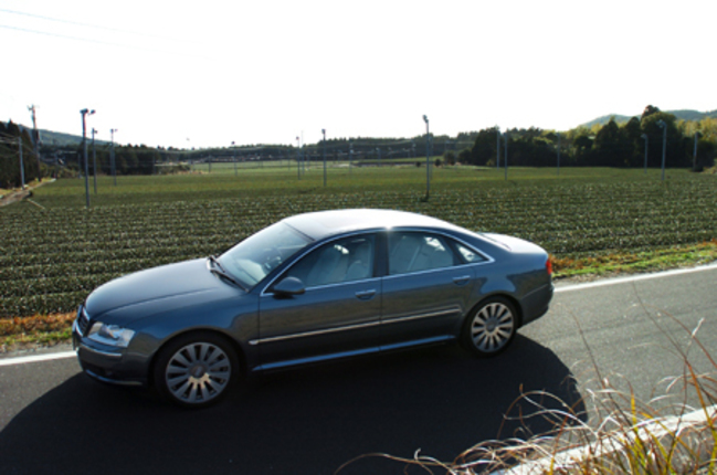 【スペック】全長×全幅×全高＝5055×1895×1450mm／ホイールベース＝2945mm／車重＝1910kg／駆動方式＝4WD／4.2リッターV8DOHC40バルブ（335ps／6500rpm、43.8kgm／3500rpm）／車両本体価格＝990.0万円（テスト車＝1100.0万円）