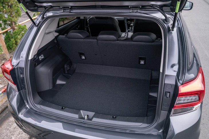 荷室容量は、5人乗車の通常使用時で385リッター。床下には小物の収容に便利なサブトランクも設置されている。