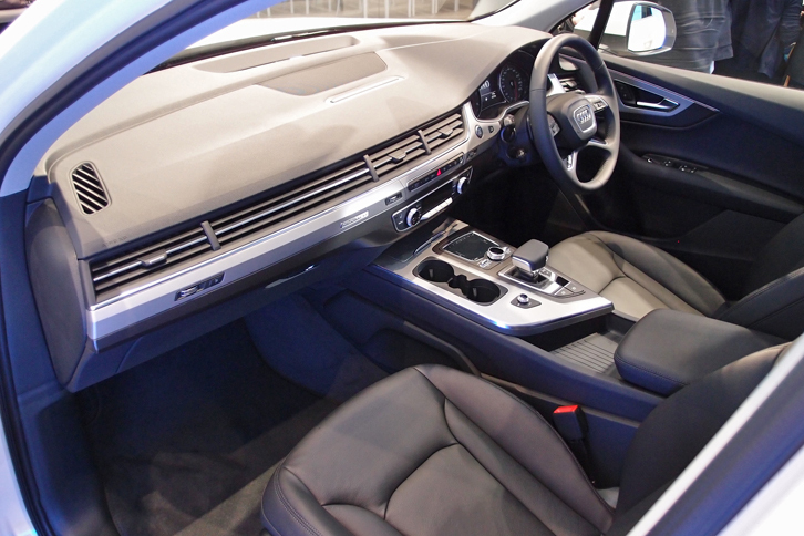 インテリアは、これまでの垂直基調から一転、水平基調のデザインが採用された。