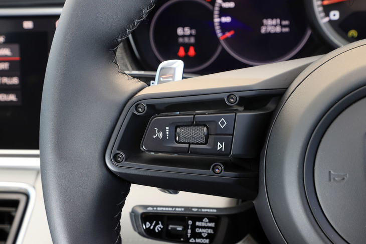 ステアリングホイールに備わる音声入力のスイッチ。各デバイスの操作や目的地検索などが行える「ボイスパイロットオンライン音声コントロール」もアップデートされた。