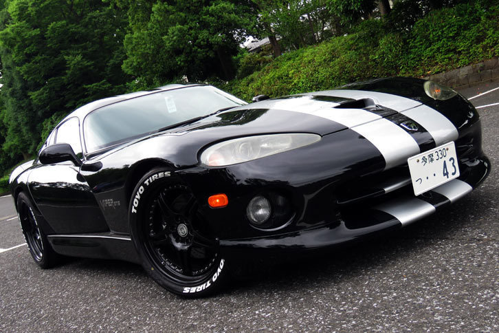 近頃の記者の「ダッジ・バイパー」。おや、タイヤの様子が……。