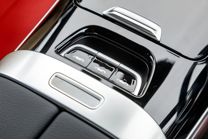 センターコンソールにはソフトトップのオープンとクローズ、さらにウインドディフレクター用のスイッチを個別に用意。「SL」ではインフォテインメントシステムに組み込まれてしまっているため、ぜいたくな装備だ。