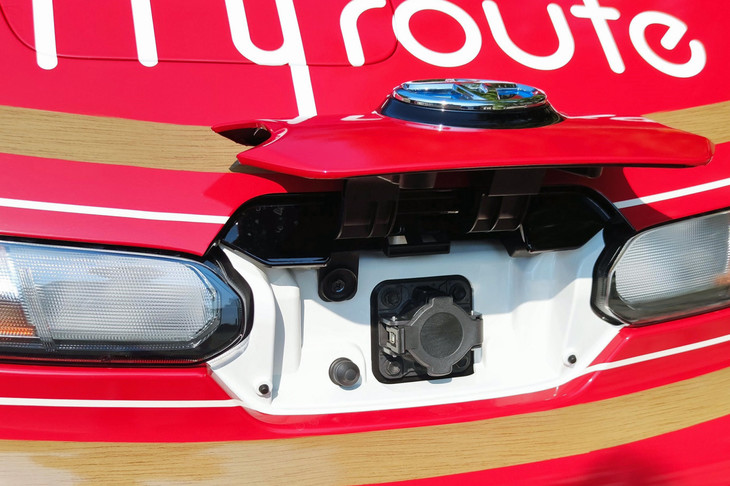 充電口はフロント中央に設置。急速充電には対応しておらず、100Vまたは200Vの普通充電のみ利用可能となる。200Vの場合、ゼロから満充電までの所要時間は約5時間。