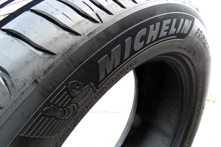 「プライマシー4」は“プレミアムコンフォートタイヤ”とうたうだけに、静的質感についても配慮。18インチ以上のサイズでは、サイドウオールに「プレミアムタッチデザイン」と呼ばれるベルベッド加工が施される。