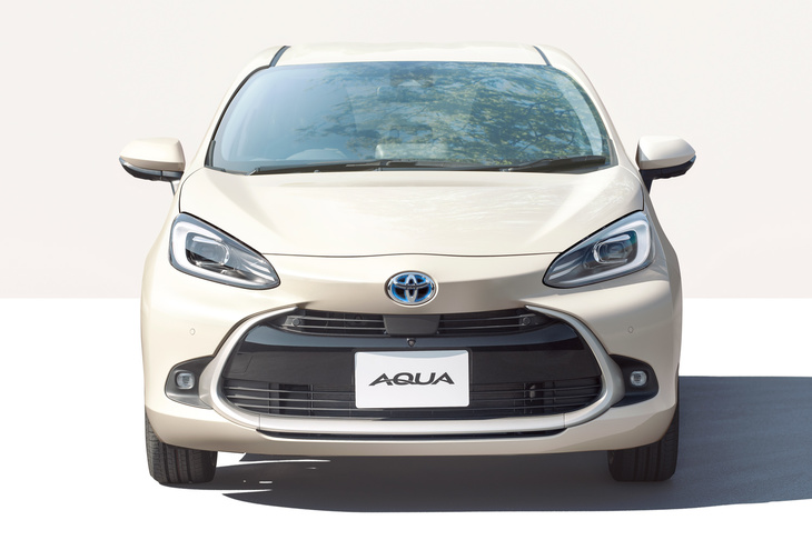 フロントまわりでは、最近のトヨタ車に共通する台形の大きなフロントグリルが特徴。直線と円弧を組み合わせたような意匠だった初代と比べると、やや有機的なイメージとなった。