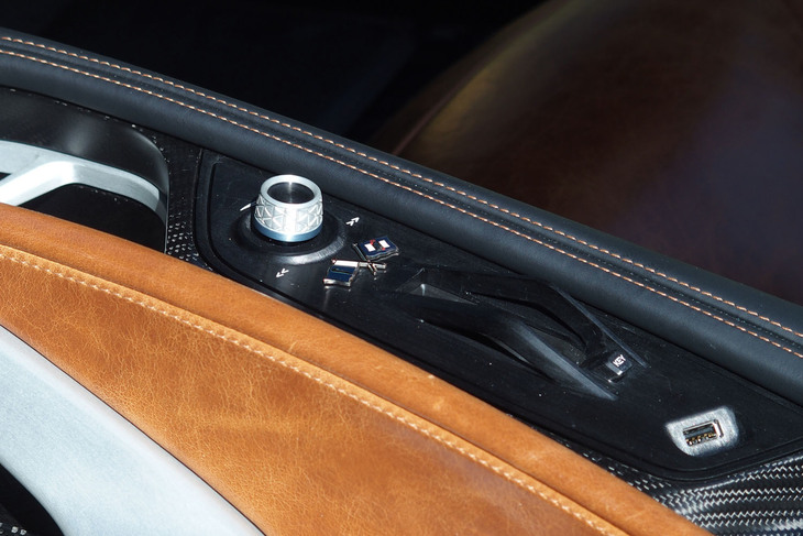 ピニンファリーナ・バティスタ チンクアンタチンクエ（センターコンソール）