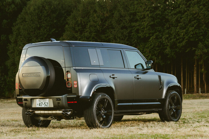 2023年4月に受注が開始された「ディフェンダー」の2024年モデル。ラインナップの拡充がトピックで、現行型としては初めてV8モデルが日本に導入された。