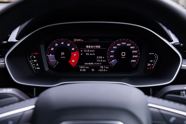 10.25インチの液晶ディスプレイを用いたデジタルメータークラスター「アウディバーチャルコックピット」を全車に標準装備。通常の速度／エンジン回転計（写真）のほか、ナビ画面を全面に映し出すなど表示を任意に切り替えられる。