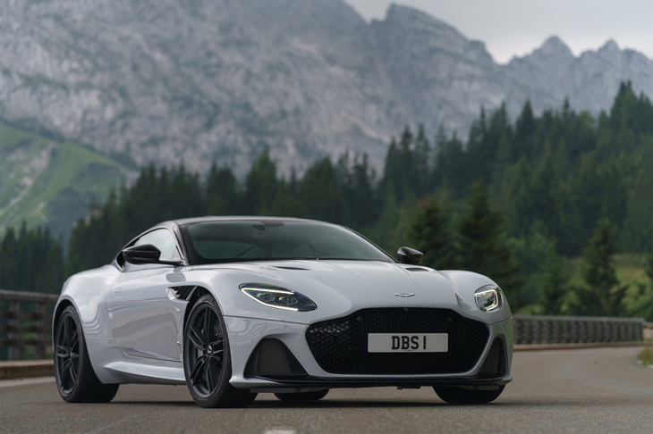 写真は、アストンマーティンのラインナップでも高性能モデルと位置付けられる「DBSスーパーレッジェーラ」。その最高出力は725PSに達する。最高速度は340km/h。