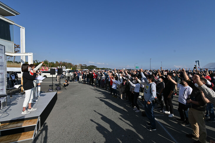 会場では、12月4日に開催される「ニスモフェスティバル」のチケットを含む、プレゼントをかけたじゃんけん大会も行われた。……それにしても、この参加者の数の多さよ。