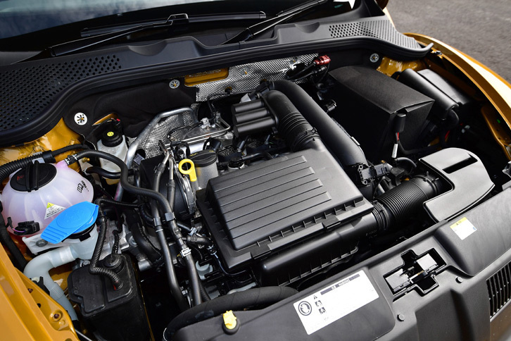 「ザ・ビートルR-Line」の1.4リッター直列4気筒DOHCターボエンジンは、最高出力150ps、最大トルク25.5kgmを発生する。