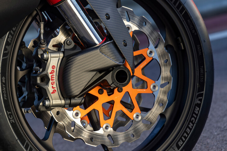 ブレーキは、前がφ320mmのダブルディスクと4ピストンのモノブロックキャリパー、後ろがφ240mmのディスクと2ピストンのフローティングキャリパーの組み合わせだ。ブレーキ本体に加えて、マスターシリンダーもブレンボ製となっている。