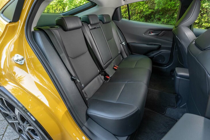 新型では駆動用バッテリーが後席の下に積まれる。足元は広いが、スタイリングのとおり頭上のスペースはそれなり。