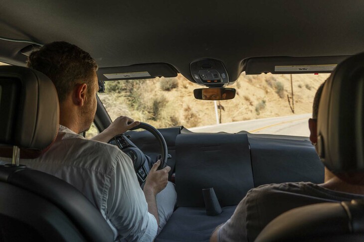 今回のテストドライブでは、試乗車のコックピット周辺は黒いフェルトで覆われていた。そのデザインを公開することは、まだ許されていない。