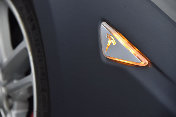 フロントフェンダー部のインジケーター。点灯時には「T」マークが浮かび上がる。