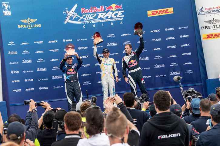 表彰式でトロフィーを掲げる室屋選手。今回初めて、レッドブル・エアレースの表彰式で「君が代」が流れた。（Predrag Vuckovic/Red Bull Content Pool）