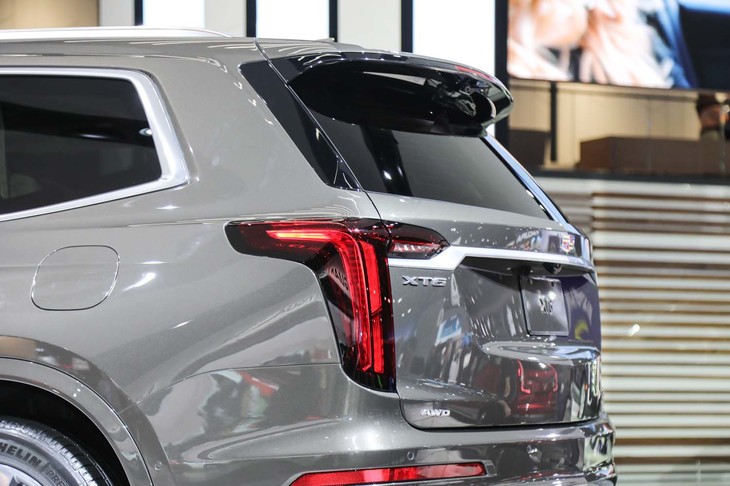 すでに北米で販売されているキャデラックのSUV「XT4」や「XT5」がクーペをイメージさせるフォルムを採用するのに対して、新たに登場した「XT6」は、3列目シートの居住空間を確保するために、比較的立ち気味のハッチゲートを持っている。