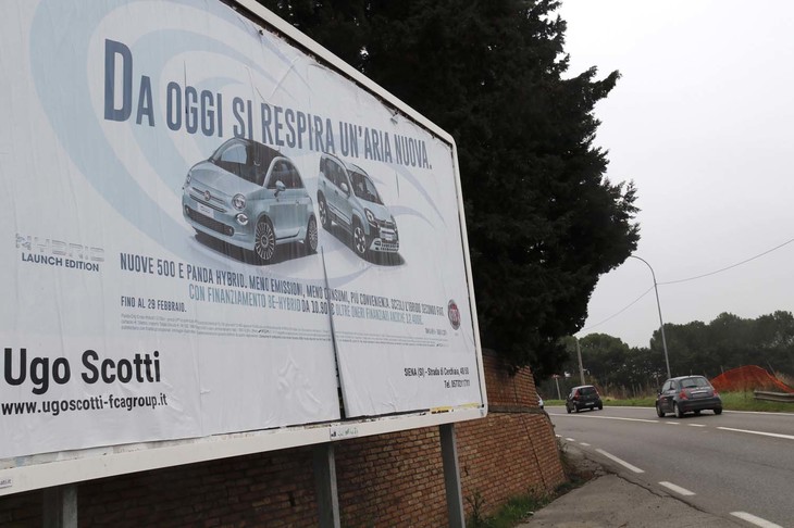 フィアットの屋外広告。「今日から新しい空気を吸い込む」というコピーが物悲しく映る。