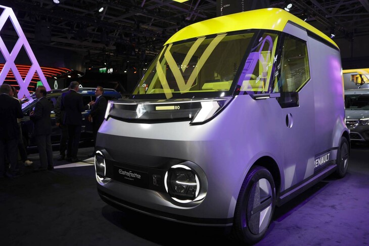 ルノーの「エスタフェット コンセプト」。「シトロエンHトラック」と並ぶ往年のフランス製ワンボックス型バンの名が、EVで復活。
