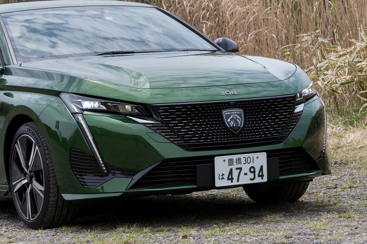 フロントグリルとヘッドランプをシームレスにつないだ新世代プジョーのフロントマスク。ブランドエンブレムもライオンの頭部のみをレイアウトした最新デザインだ。