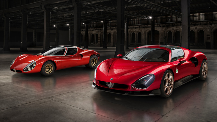 1967年版と現代版の「アルファ・ロメオ33ストラダーレ」。