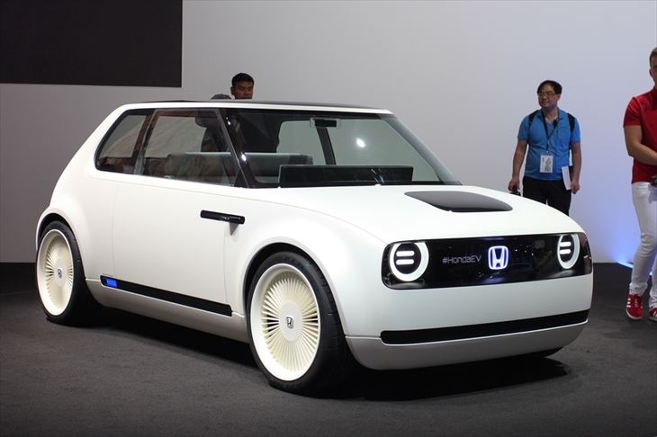 2017年のフランクフルトモーターショーで発表された「アーバンEVコンセプト」。EVパワートレインや後輪駆動のプラットフォームだけでなく、AIやクラウドを活用したアシスタント機能などについても示唆されていた。