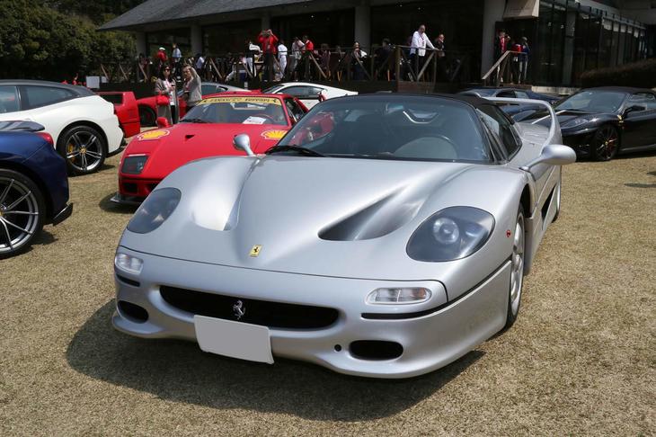 公道を走るF1とうたわれ349台限定生産の「F50」もやってきた。珍しいシルバーのボディーカラーで、オープンエアドライビングが楽しめるバルケッタ仕様で自走してきた。