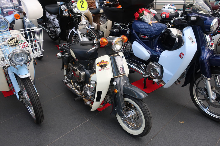 ポケバイをベースに改造した「カブ」と思ったら、正真正銘の「スーパーカブ」だった。「スーパーカブ70」をベースに、フレームをチョップすることでサイズダウンしているそうだ。驚くべき仕事だが、オーナーがバイクショップの主人と聞いて納得。それでもここまで仕上げた情熱には脱帽せざるを得ない。