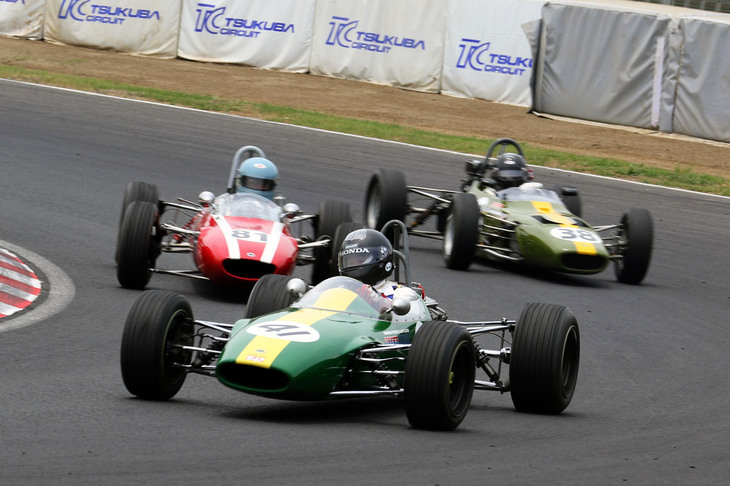 6位争いをする3台。41番は「ホンダS800」用エンジン搭載の「ロータス41」、81番は「クーパーT72」、38番は「マーリンMk17」。