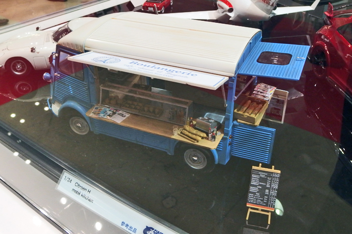 エブロから発売中の1/24「シトロエンHバン」をベースにした、おフランス風のキッチンカー。参考出品。