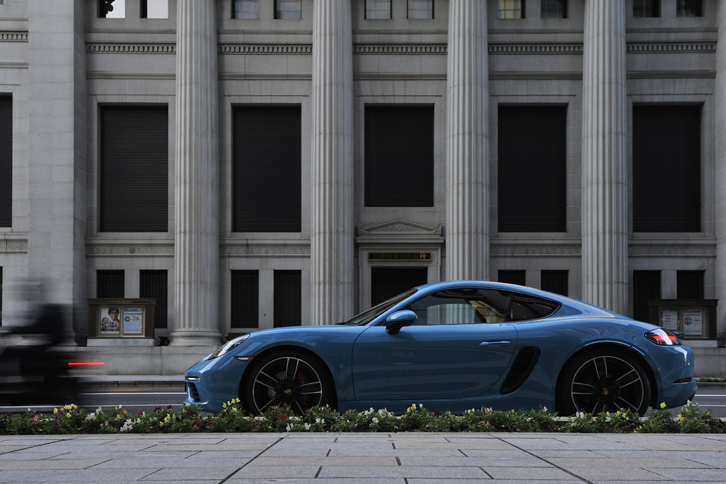 流麗なシルエットを描く「718ケイマンS」のサイドビュー。