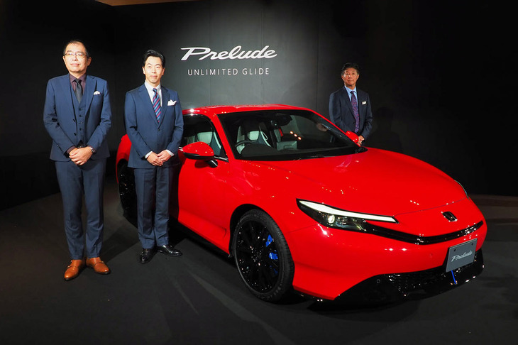 新型「プレリュード」とのフォトセッションに臨んだ新型プレリュード開発責任者の山上智行氏（写真左）、執行職 統合地域本部 日本統括部長の川坂英生氏（同中央）、そして取締役執行役専務 四輪事業本部長の井上勝史氏（同右）。