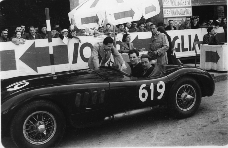 1952年のミッレミリアに参戦する「ジャガーCタイプ」。（写真＝Jaguer Historic）