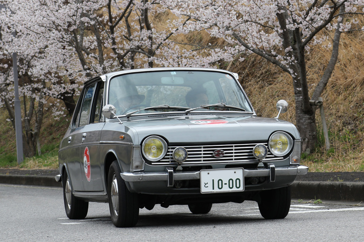同じく1968年「スバル1000」。もともと日本車離れした個性的なモデルだが、イエローバルブのヘッドライトでより欧州車的な雰囲気に。