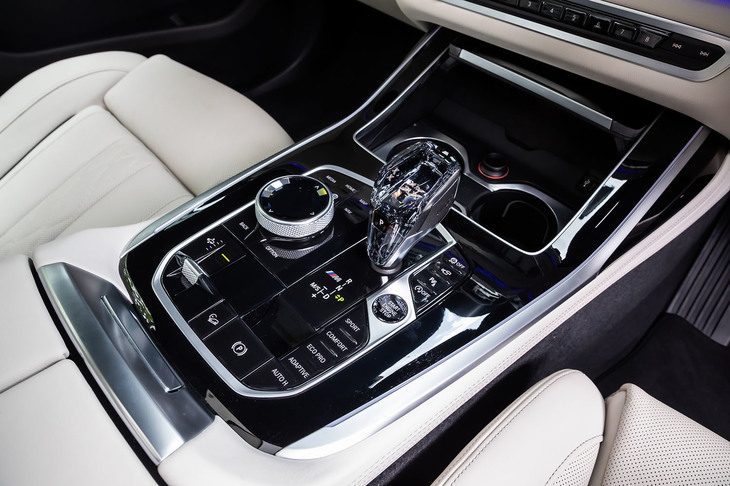 セレクターレバーやエンジン始動スイッチ、iDriveコントローラーには手作業で仕上げられた上品なガラス製の「クラフテッドクリスタルフィニッシュ」が用いられている。