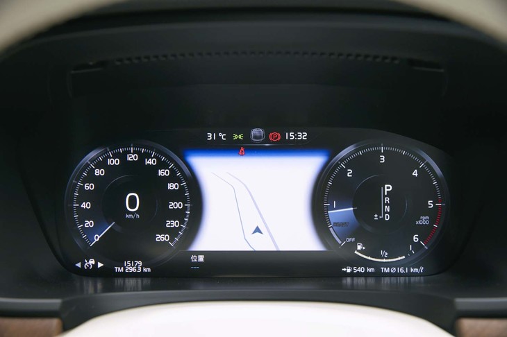メーターパネルは12.3インチのフル液晶タイプ。写真のように、カーナビの画面を表示することも可能。