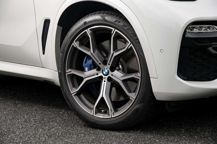 テスト車にはオプションの21インチタイヤ＆ホイール（標準は20インチ）が装着されていた。タイヤ銘柄は「ピレリPゼロ」のランフラットタイプ。