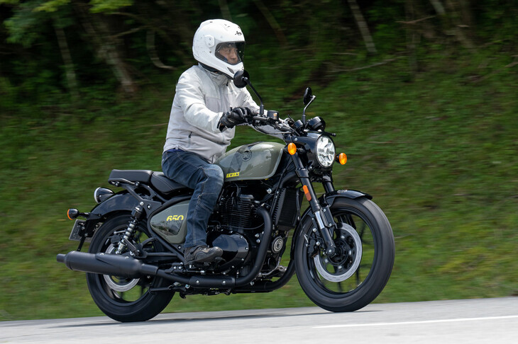 サスペンションは、前がショーワの倒立フォーク「SFF-BP」、後ろが5段階のプリロード調整機構付きツインショック。よりスポーティーなハンドリングとするため、足まわりは「スーパーメテオ650」から完全につくり変えられた。