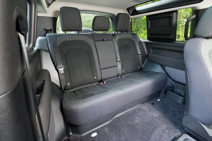 リアシートは座面と床面との高低差が小さいのがちょっとネック。リアアクスルのすぐ上に座ることになるため、シートの左右にホイールハウスのせり出しがある。