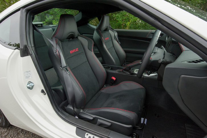 テスト車には、オプションのアルカンターラと本革のコンビシート（シートヒーター付き）が装備されていた。