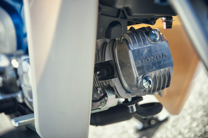 効率の高さを重視した空冷4ストロークの単気筒エンジン。徹底的した低フリクション化の追求は、燃費性能の向上はもちろんスムーズなエンジンフィールにも寄与している。