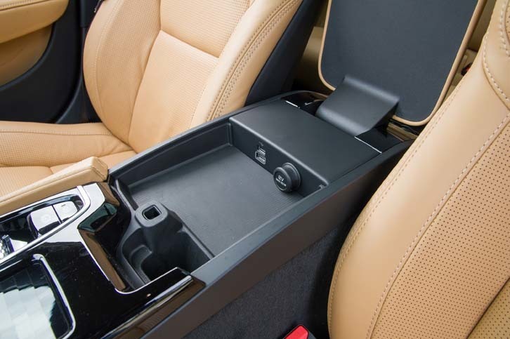 走行用バッテリーがセンタートンネルの内部に収められるため、センターコンソールに設置される収納スペースの容量はご覧の通り。