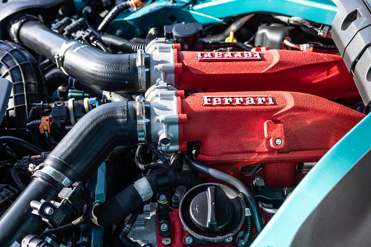 フロントに搭載されるF154型3.9リッターV8ツインターボエンジンは、「カリフォルニアT」（2014年）の流れをくむもの。先代「ローマ」比で20PS増しとなる最高出力640PSを発生する。