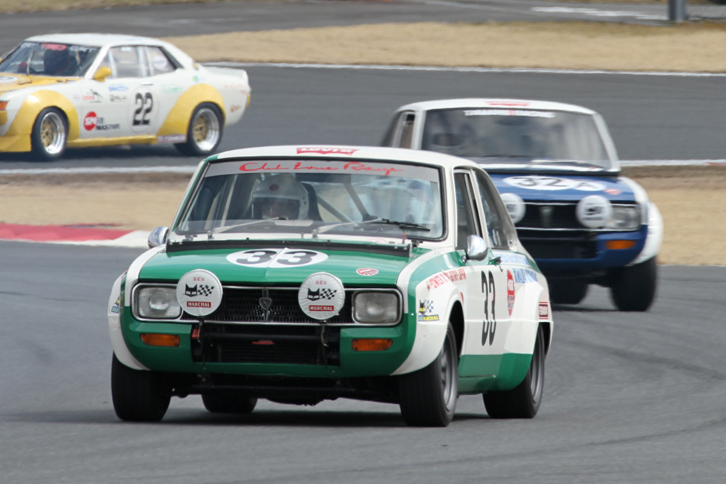 ランデブー走行する「マツダ・ファミリアロータリークーペ」。フォグランプを装着したこれはスパ・フランコルシャン24時間耐久仕様だが、国内でツーリングカーレースに君臨していた「スカイライン2000GT-R」に挑んだ最初のロータリーエンジン搭載車だった。